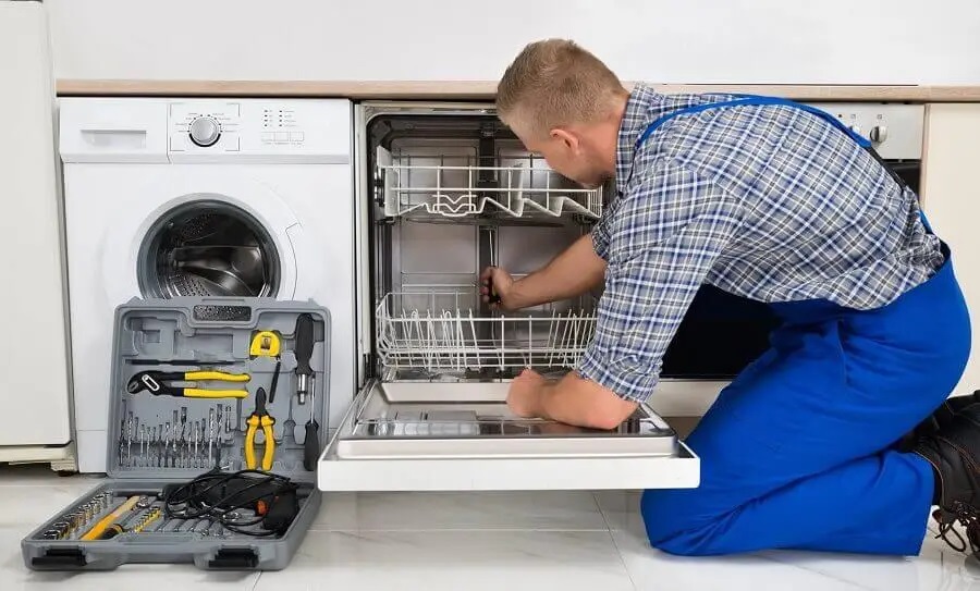Konak Gaggenau servisi teknisyen ekibi beyaz eşya tamiri yaparken